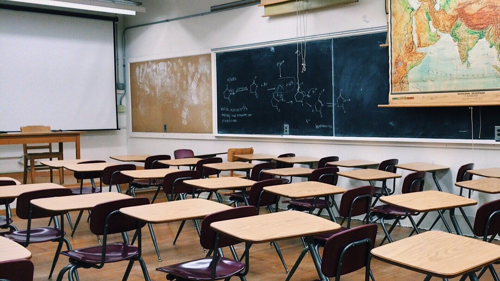 classroom-2093744_1920.jpg