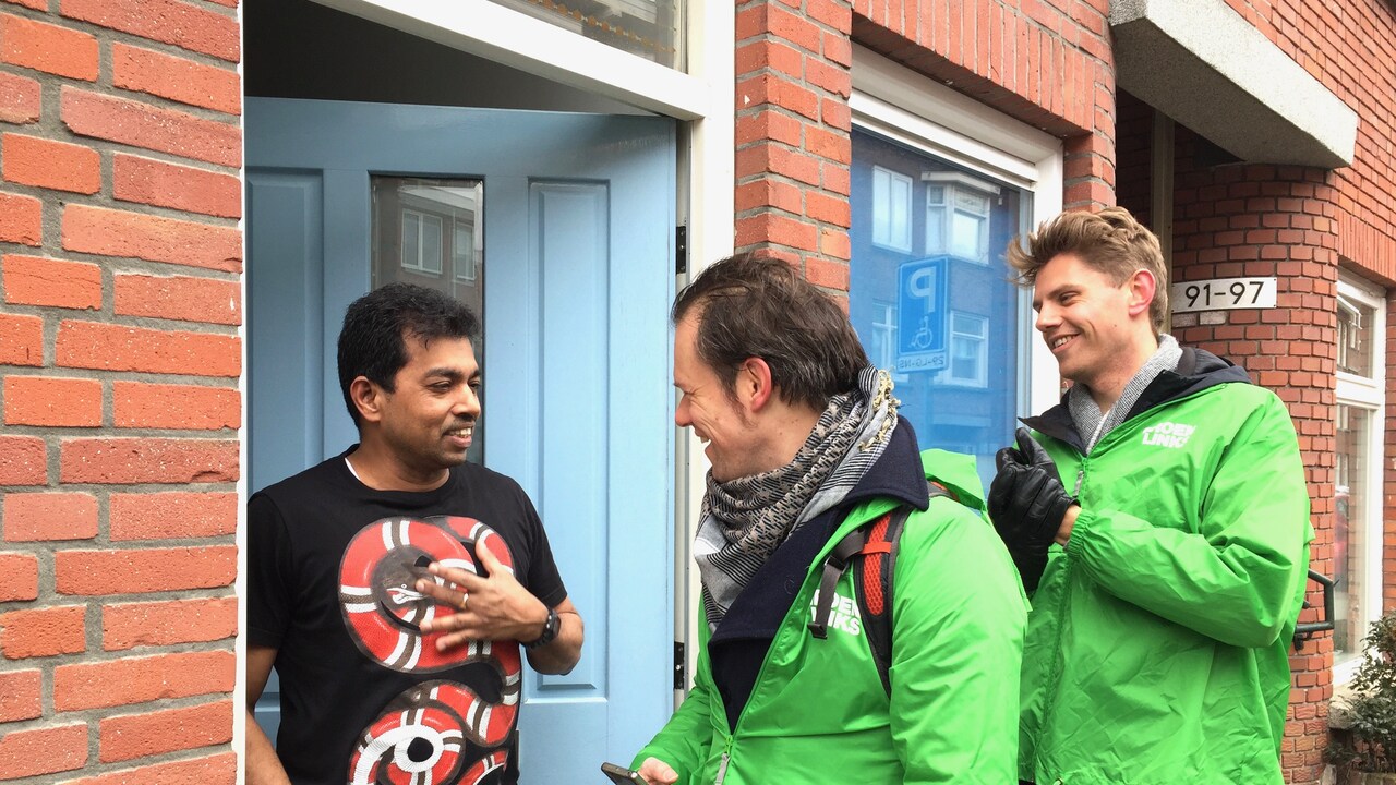 campagnevoerders van GroenLinks Den Haag in gesprek met bewoner